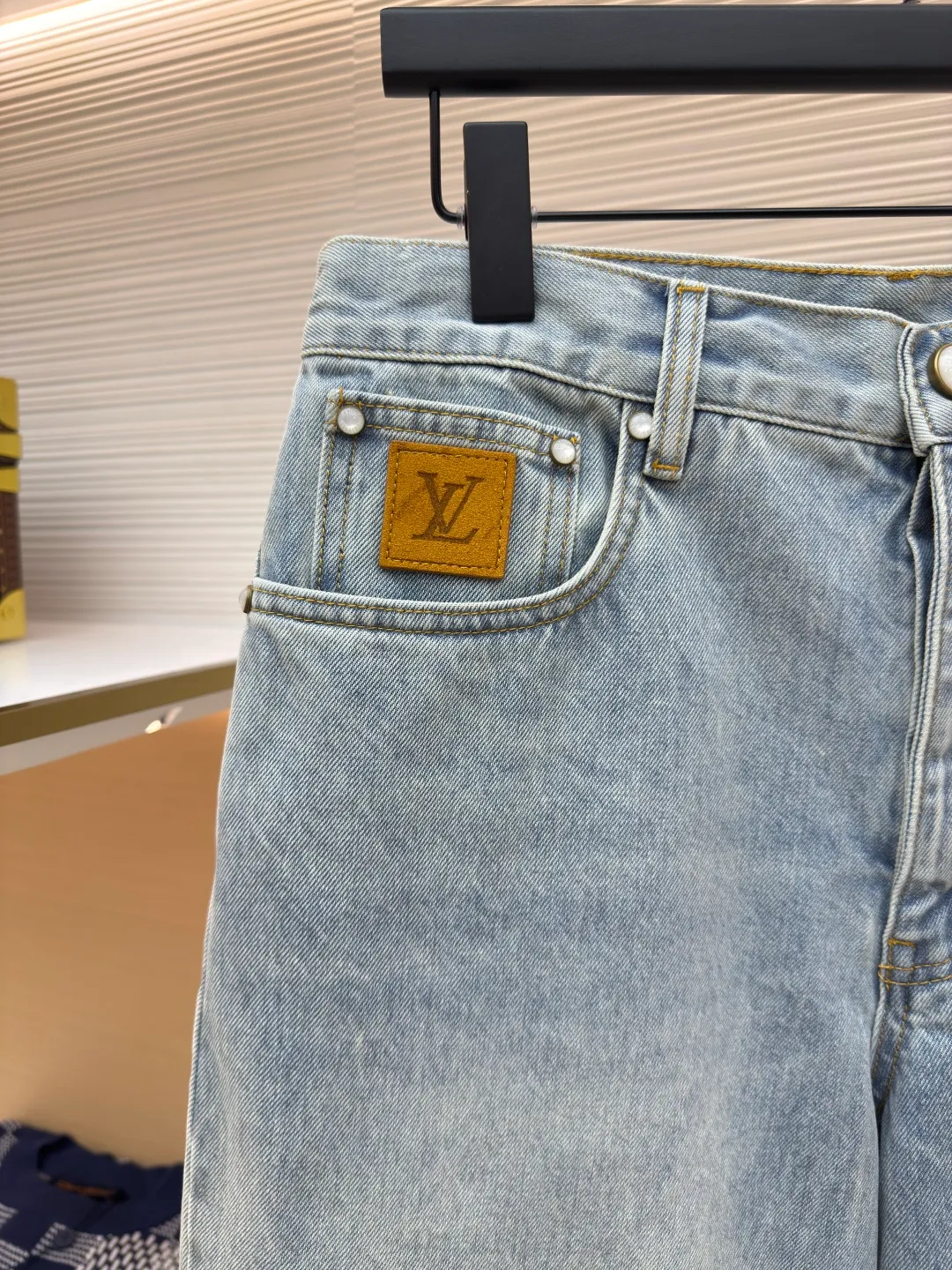 LOUIS VUITTON logo denim shorts ●Authentic product: Purchased and developed by 9350 ●Item number: 1680034-A65 ●Fabric: denim fabric ●Technology: washed production ●Version: fitted version ●Weight: about 540 grams ●Size: 30-32-34-36 ●Description: The fabric is made of 7s*7s twill cotton denim, the weft is made of compact siro-spun raw cotton yarn, and the ready-to-wear is made of fried sand and washed water. , sea salt and sea sand potassium permanganate additives are added to the tank, the flower pattern of the later washing cover is nostalgic color, matching the ancient gold hanging chain on the back collar, and the mold is opened to customize the cylindrical I-shaped buckle made of pearl material to restore ZG quality. The leather tag is made of suede leather with high-temperature stamping of the logo, and the checkerboard leather tag on the back is also made of suede. The pocket embroidery is a needle embroidery process, with double stitching and embroidered logo. The overall wiring is straight and delicate, the fabric is comfortable and soft, and the color is consistent without color difference. It can be matched with the same style to create a fashionable look and control various occasions. Customized accessories, complete with three standards, same style for men and women!